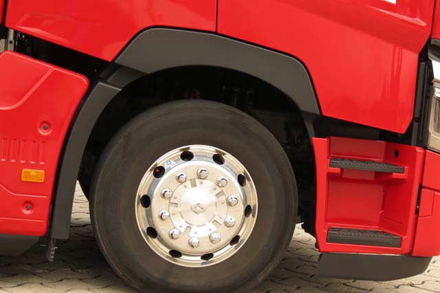 Las llantas de aleación contribuyen a la excelente imagen de esta tractora de Renault Trucks.